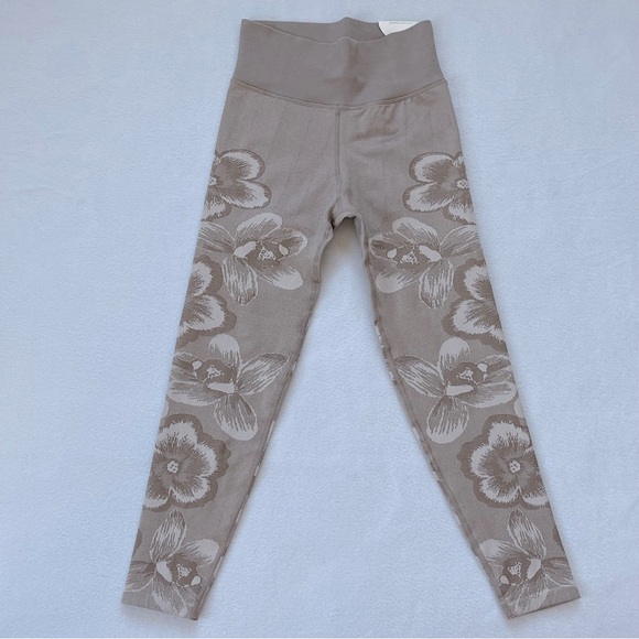 NWT Aerie Offline 7/8 High Rise Seamless Floral Legging, Taupe / Beige, size XS - Picture 5 of 8